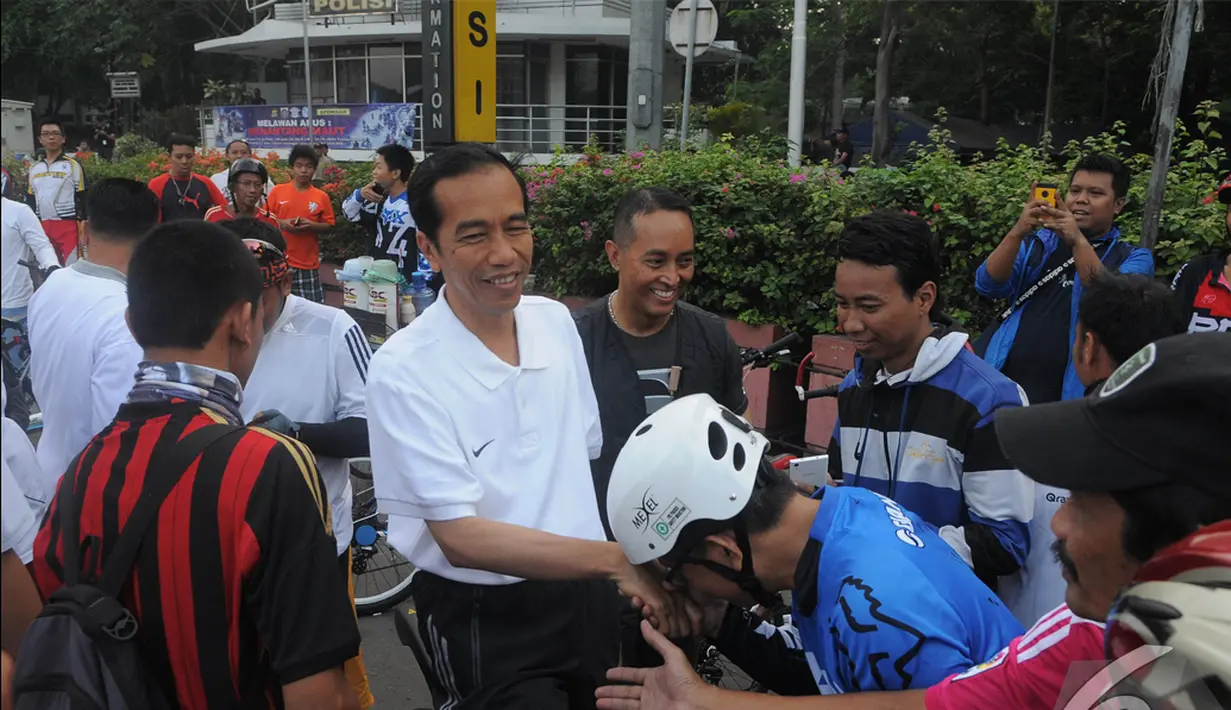 Warga yang melihat Jokowi langsung rebutan untuk bersalaman, Jakarta, Minggu (23/11/2014) (Liputan6.com/Herman zakharia)