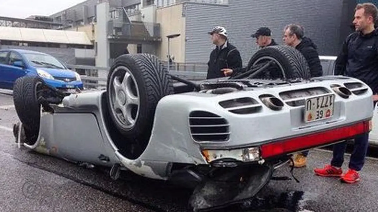 Porsche Langka Jadi Tumbal Jalanan Ibukota Swiss
