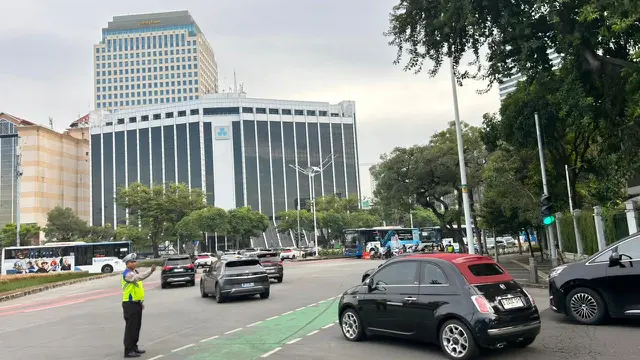 Situasi arus lalu lintas di Traffic light Bundaran Senayan menuju arah Semanggi terpantau ramai lancar. (@TMCPoldaMetro)