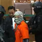 Terdakwa kasus bom Thamrin, Aman Abdurrahman dengan kawalan ketat polisi bersenjata seusai sidang lanjutan di PN Jakarta Selatan, Jumat (25/5). Pada sidang pekan lalu,  JPU menuntut Aman Abdurrahman tuntutan mati. (Liputan6.com/Immanuel Antonius)