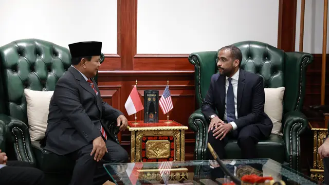 Duta Besar Amerika Serikat untuk ASEAN Yohannes Abraham menyampaikan surat ucapan selamat dari Presiden AS Joe Biden untuk Prabowo ke Kementerian Pertahanan, Kamis (14/3/2024). (Foto: Tim Media Prabowo)
