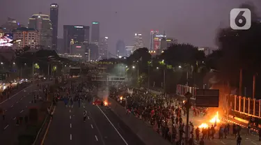 Pengunjuk rasa memenuhi ruas jalan Gatot Subroto dan Jalan Tol Dalam Kota di sekitar gedung MPR, DPR, dan DPD RI, Jakarta, Kamis (22/8/2024). (Liputan6.com/Angga Yuniar)