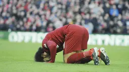 Penyerang Liverpool, Mohamed Salah, melakukan selebrasi sujud syukur usai membobol gawang AFC Bournemouth pada laga Premier League di Stadion Anfield, Sabtu (9/2). Liverpool menang 3-0 atas AFC Bournemouth. (AP/Rui Vieira)