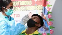 Salah satu penonton berasal dari kontingen Jawa Timur swab tes antigen sebelum memasuki stadion PON XX di venue Tenis, Kota Jayapura, Papua, Kamis (30/9/2021). (Dok BNPB)