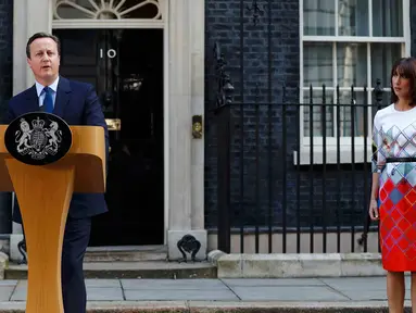 PM Inggris David Cameron didampingi istrinya, Samantha memberi pernyataan di 10 Downing Street, London, Jumat (24/6). David Cameron menyatakan mengundurkan diri usai referendum Brexit yang memastikan Inggris keluar dari Uni Eropa. (REUTERS/Stefan Wermuth)