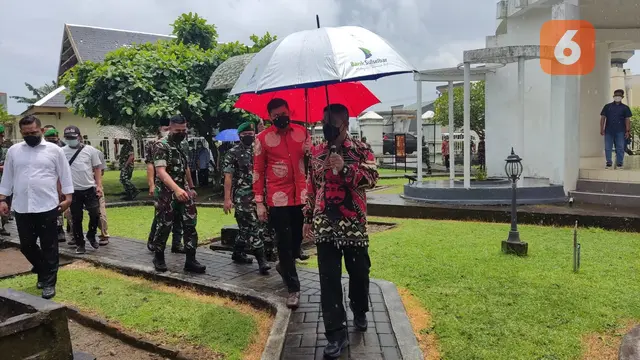Pangdam XIV Hasanuddin, Mayjen TNI Andi Muhammad saat ziarahi makam Sultan Hasanuddin (Liputan6.com/Fauzan)
