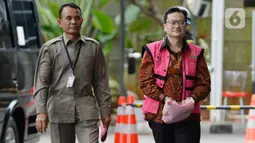 Komisaris PT Hanson International Tbk (MYRX) Benny Tjokrosaputro (kanan) tiba untuk menjalani pemeriksaan penyidik Kejaksaan Agung di Gedung KPK, Jakarta, Senin (9/3/2020). Benny diperiksa sebagai tersangka terkait kasus dugaan korupsi di PT Asuransi Jiwasraya (Persero). (merdeka.com/Dwi Narwoko)