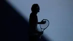 Petenis Jerman, Alexander Zverev menunggu servis Stan Wawrinka dari Swiss pada perempat final kejuaraan tenis Australia Terbuka di Melbourne, Australia, Rabu (29/1/2020). Alexander Zverev mengalahkan Stan Wawrinka dan menembus babak semifinal. (AP PhotoAndy Wong)