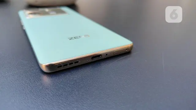 Penampakan bawah bodi Infinix Zero 30 5G yang menyematkan lubang speaker, port USB tipe C, dan tray kartu SIM. Liputan6.com/Agustinus Mario Damar