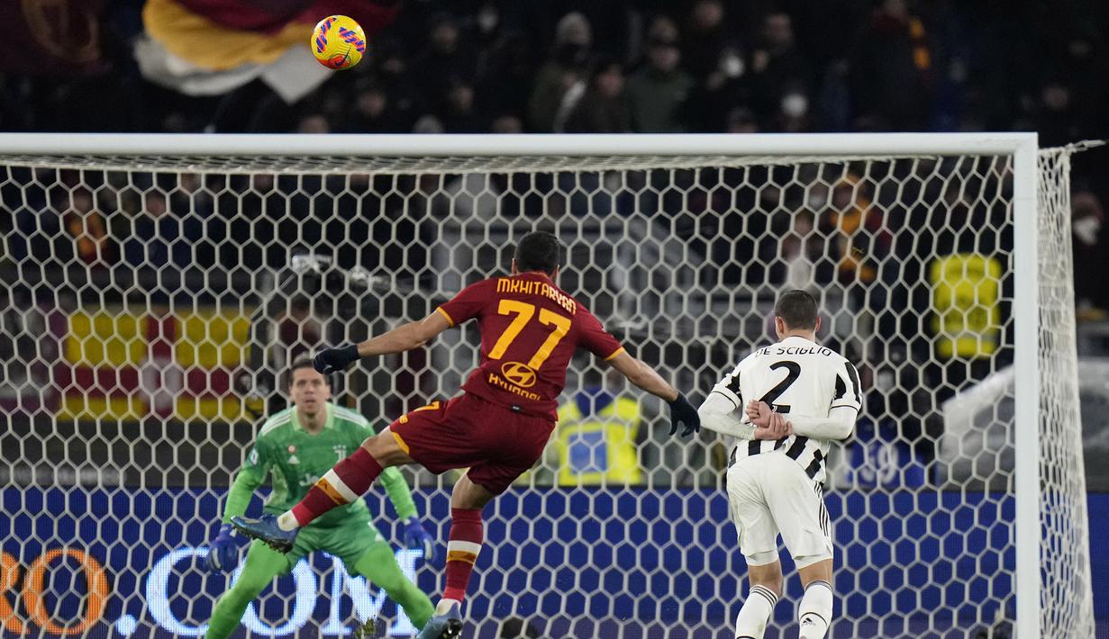 AS Roma langsung unggul 2-1 saat babak kedua berjalan satu menit. Selepas menerima umpan Lorenzo Pellegrini, Henrikh Mkhitaryan melepaskan tendangan yang membentur Mattia De Sciglio hingga bola mengaarah ke pojok kanan gawang Wojciech Szczesny. (AP/Alessandra Tarantino)