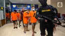 Sejumlah tersangka jaringan penyelundupan narkotika jenis ekstasi dihadirkan saat rilis penggagalan upaya penyelundupan narkota jenis ekstasi di kantor Bea Cukai Pasar Baru, Jakarta, Rabu (8/4/2024). (Liputan6.com/Angga Yuniar)