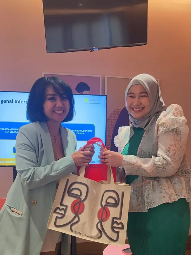 Penyerahan Goodiebag oleh Descha Muchtar (Founder BITSY)
