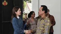 Putri Mary bersalaman dengan Sri Sultan Hamengkubuwono X saat ia berkunjung ke Yogyakarta