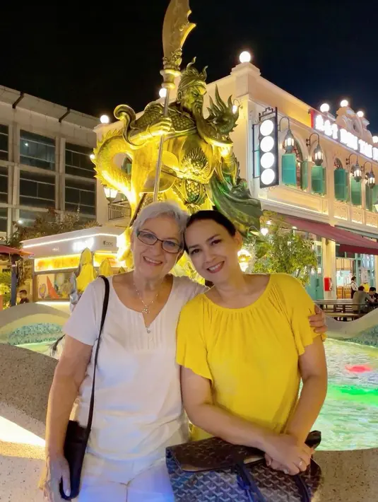Ira mengaku jalan-jalan dari sore hingga malam bersama sang ibu di kawasan Pantai Indah Kapuk. [Instagram/irawbw]