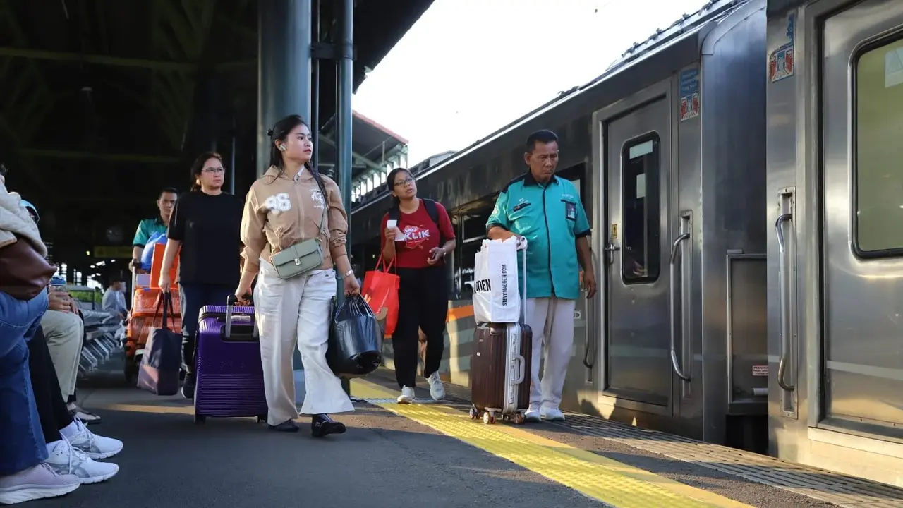 PT KAI melaporkan lonjakan penumpang kereta api selama libur panjang Maulid Nabi 2024 sudah mulai terlihat sejak Jumat (13/9/2024). (Dok KAI)