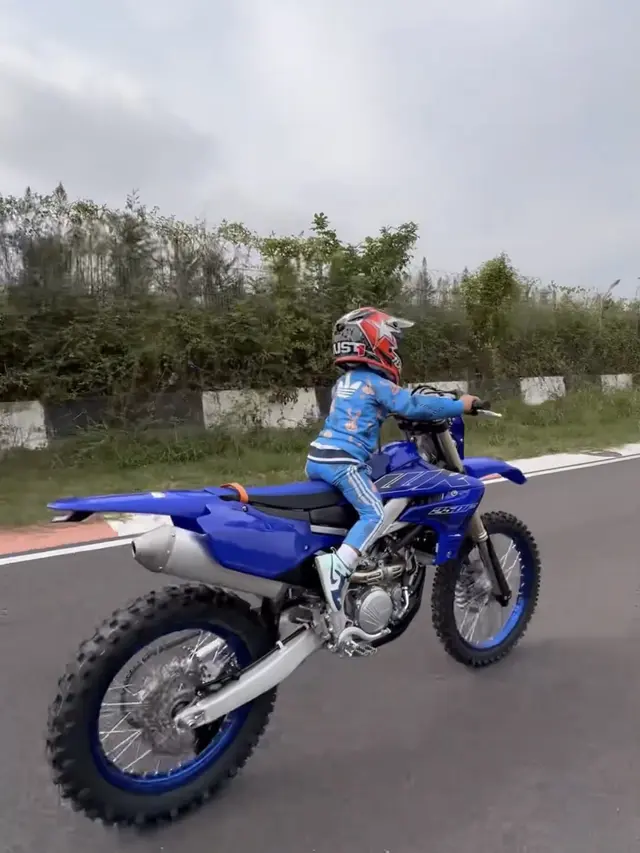 Zayn Sufuoglu mengendarai motor