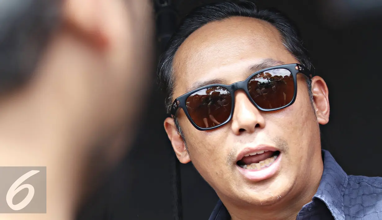 Presenter Nico Siahaan menghadiri prosesi pemakaman anak pertama presenter Farhan, Muhammad Ridzky Khalid, di TPU Tanah Kusir, Jakarta, Senin (21/12). Sejumlah musisi, presenter tampak hadir dalam pemakaman tersebut. (Liputan6.com/Immanuel Antonius)
