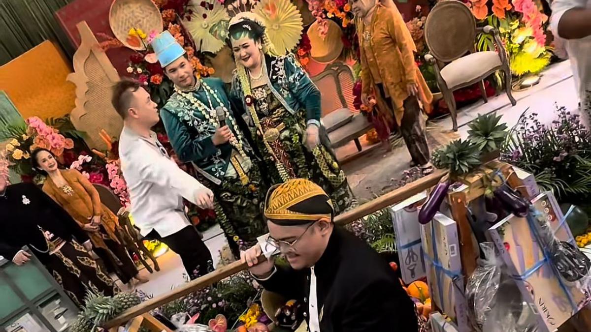 Mengulik Tradisi Upacara Bubak Kawah di Acara Pernikahan Putri Habibie