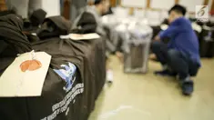 Sejumlah paket berisi surat suara Pemilu 2019 susulan di Gedung KPU RI, Jakarta, Minggu (28/4/2019). Surat suara susulan tersebut akan dikirimkan ke Kuala Lumpur, Malaysia untuk pelaksanaan pemilihan Presiden dan Wakil Presiden. (Liputan6.com/Faizal Fanani)