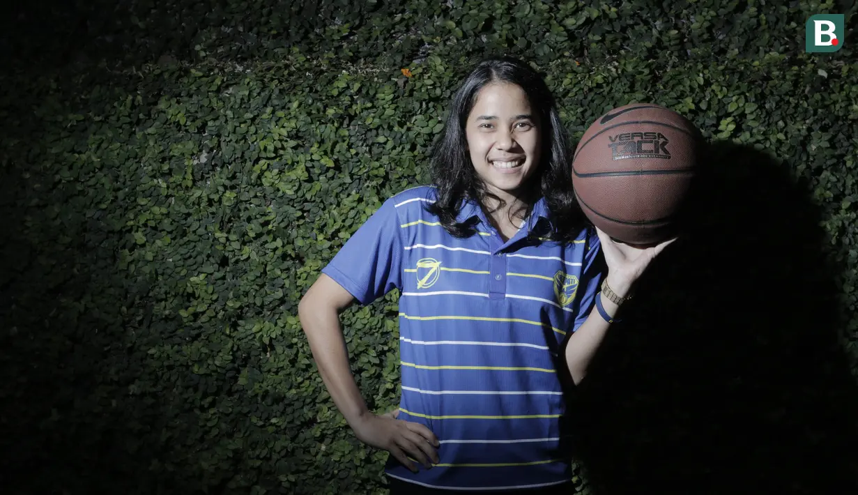 Pebasket Merpati Bali, Tania Rasidi, berpose saat berkunjung ke kantor Bola.com, Jakarta, Jumat (16/3/2018). Duet kembar ini siap membawa Merpati Bali juara Srikandi Cup 2017/2018. (Bola.com/M Iqbal Ichsan)