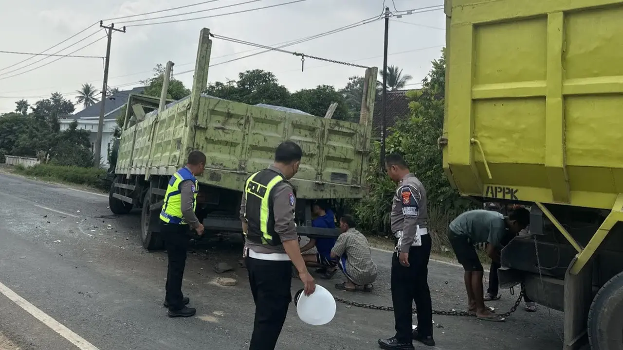 Kecelakaan lalu lintas dua kendaraan besar terjadi di Jalan Lintas Sumatera
