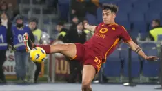 Pemain AS Roma, Paulo Dybala mengontrol bola saat laga lanjutan Liga Italia 2023/2024 melawan Torino di Olympic Stadium, Roma, Italia, Selasa, (27/02/2024) dini hari WIB. (AP Photo/Gregorio Borgia)
