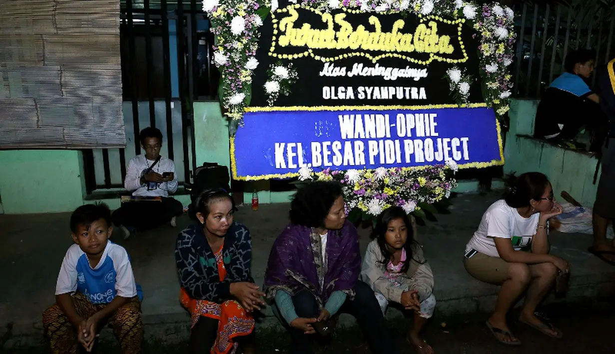 Salah satu karangan bunga yang mulai berdatangan di kediaman orangtua Olga Syahputra.  (foto: galih w. satria)