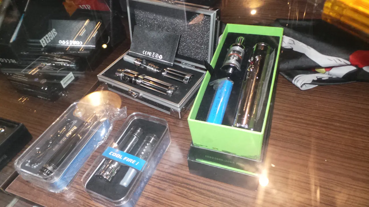 Jenis Varian Rokok "Vaping" Elektronik