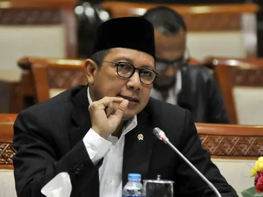 Menteri Agama Lukman Hakim Saifuddin saat mengikuti rapat kerja dengan Komisi VIII DPR di Kompleks Parlemen Senayan, Jakarta, Senin (29/8). (Liputan6.com/Johan Tallo)