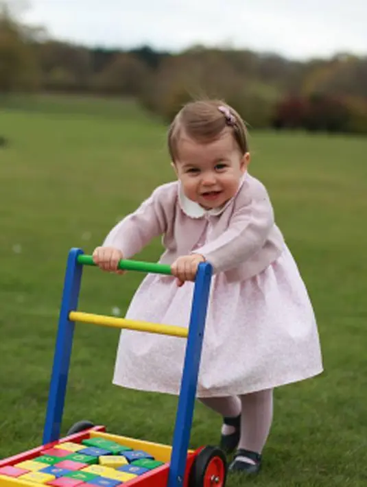 Menggunakan dress berwarna pink muda, Princess Charlotte menyita perhatian para netizen. Tak sedikit pujian yang diterima, mereka pun sangat gemas dengan Charlotte. (viainstagram@keningston/Bintang.com)