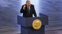 Peraih Nobel Perdamaian Dmitry Muratov dari Rusia berpidato saat upacara penghargaan gala untuk hadiah Nobel Perdamaian pada 10 Desember 2021 di Oslo. (ODD ANDERSEN / AFP)