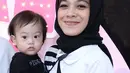 Diana Ayu Lestari akhirnya memantapkan diri untuk menggunakan hijab. Hal ini pertama kali diketahui saat dirinya menghadiri acara ulang tahun anak Ayu Dewi, di kawasan Pondok Indah, Jakarta Selatan, Sabtu (17/3/2018). (Daniel Kampua/Bintang.com)