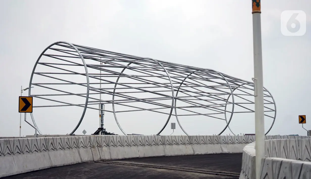 Suasana Flyover Lenteng Agung yang hampir rampung pengerjaannya di Jakarta Selatan, Rabu (4/11/2020). Flyover Lenteng Agung dan Tanjung Barat yang berbentuk tapal kuda tersebut dibangun dengan nilai kontrak Rp 144,4 miliar. (Liputan6.com/Immanuel Antonius)