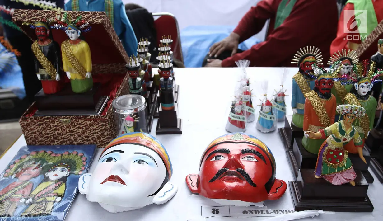 Souvenir khas Betawi dijajakan selama Festival Lebaran Betawi 2017 di Setu Babakan, Jakarta Selatan, Sabtu (29/7). Acara yang digelar dari 28-30 Juli ini tidak dikenai biaya alias gratis. (Liputan6.com/Herman Zakharia)