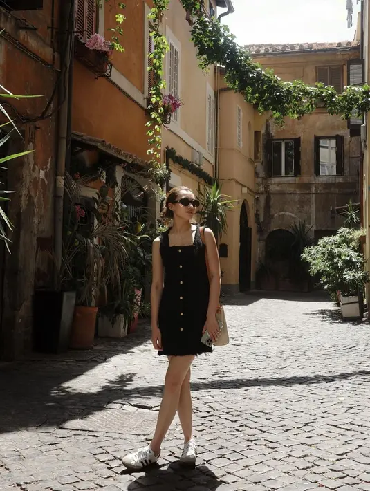 Aaliyah Massaid tampil chic mengenakan mini dress tanpa lengan berwarna hitam. [Foto: Instagram/aaliyah.massaid]