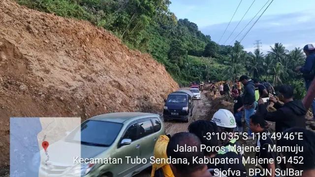 Longsor yang terjadi di sejumlah titik di jalur Trans Sulawesi, diakibatkan tingginya curah hujan yang mengguyur kawasan itu sejak Kamis (27/10/2022). (Dok Kementerian PUPR)