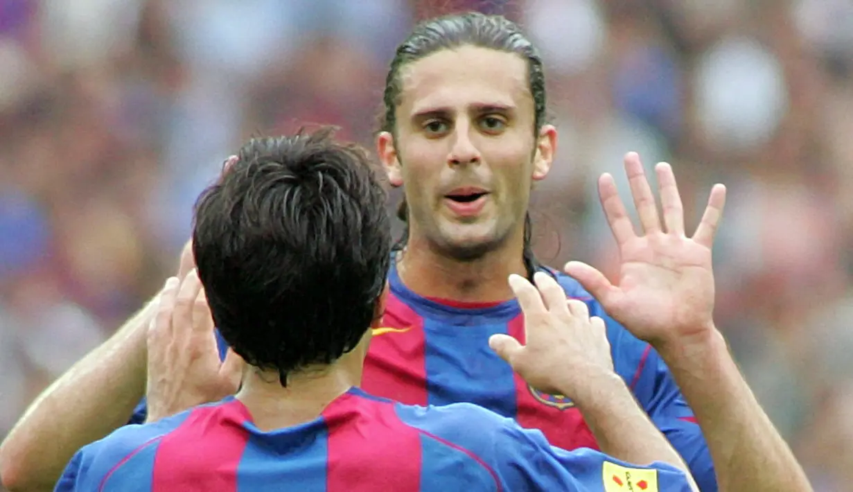 Thiago Motta. Gelandang berusia 39 tahun yang pensiun bersama PSG pada Juli 2018 dan kini menjabat manajer tim Spezia ini pernah berseragam Barcelona dan Atletico Madrid. Ia meraih 2 gelar Liga Spanyol bareng Barcelona yang dibelanya 6 musim pada 2004/2005 dan 2005/2006. (AFP/Kazuhiro Nogi)