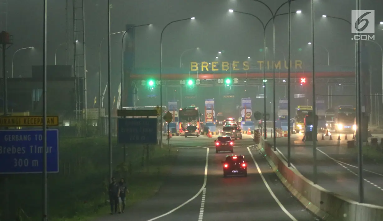Sejumlah kendaraan pemudik menuju Gerbang Tol Brebes Timur (Brexit) di Brebes, Jawa Tengah, Jumat (23/6). Arus mudik di Jalan Tol Pejagan-Pemalang yang mengarah ke Brexit dan Gerbang Tol Kali Gangsa terpantau ramai lancar. (Liputan6.com/Gempur M Surya)