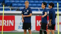 Gelandang Jepang, Keisuke Honda (kiri) bersama rekan-rekannya mengikuti sesi latihan di Yokohama, Jepang,  (29/5). Jepang akan menghadapi Ghana pada pertandingan persahabatana jelang bertanding di Piala Dunia 2018.  (AP Photo / Shuji Kajiyama)