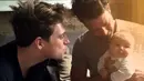 Nate Berkus dan Jeremiah Brent melahirkan anak lelaki mereka, Oskar lewat jasa rahim ibu pengganti. (Entertainment Tonight)