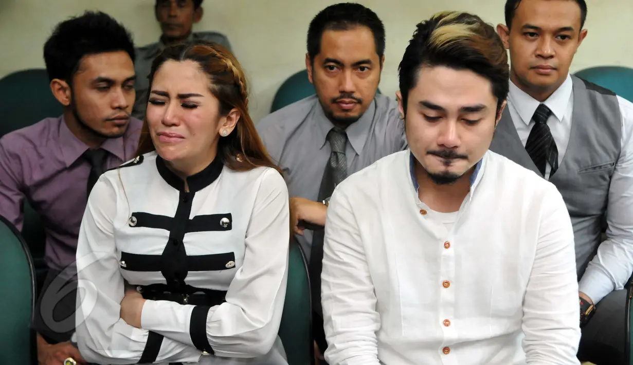 Ekspresi cinta Penelope dan suaminya, Donny Hermawan ketika sidang cerai perdana mereka di Pengadilan Agama Jakarta Timur, Selasa (9/6). Sebelumnya, Cinta dan Donny melangsungkan pernikahan pada 6 Juni 2014 lalu. (Liputan6.com/Panji Diksana)