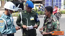 Citizen6, Surabaya: Sebanyak 48 siswa Khursus Perwira (Suspa) dan Khursus Bintara (Susba) Pemeliharaan Ketertiban POM TNI melaksanakan Latihan Praktek Operasi Penegakan dan Ketertiban (Opsgaktib) lalu lintas, Kamis (14/6). (Pengirim: Penkobangdikal)