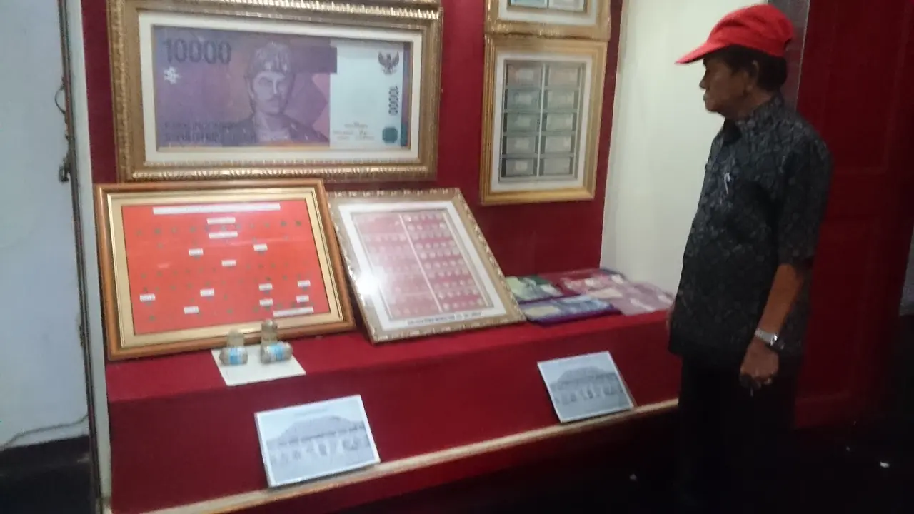 Pajangan Bingkai Uang Rupiah dan Uang Kerajaan