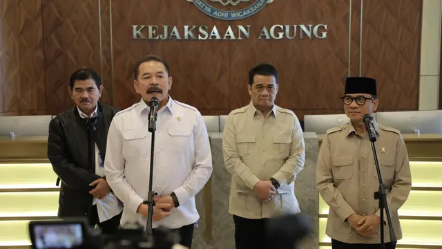 Jaksa Agung ST Burhanuddin menerima kunjungan Menteri Desa dan Pembangunan Daerah Tertinggal (Mendes PDT) Yandri Susanto di Gedung Utama Kejaksaan Agung (Kejagung), Jakarta Selatan