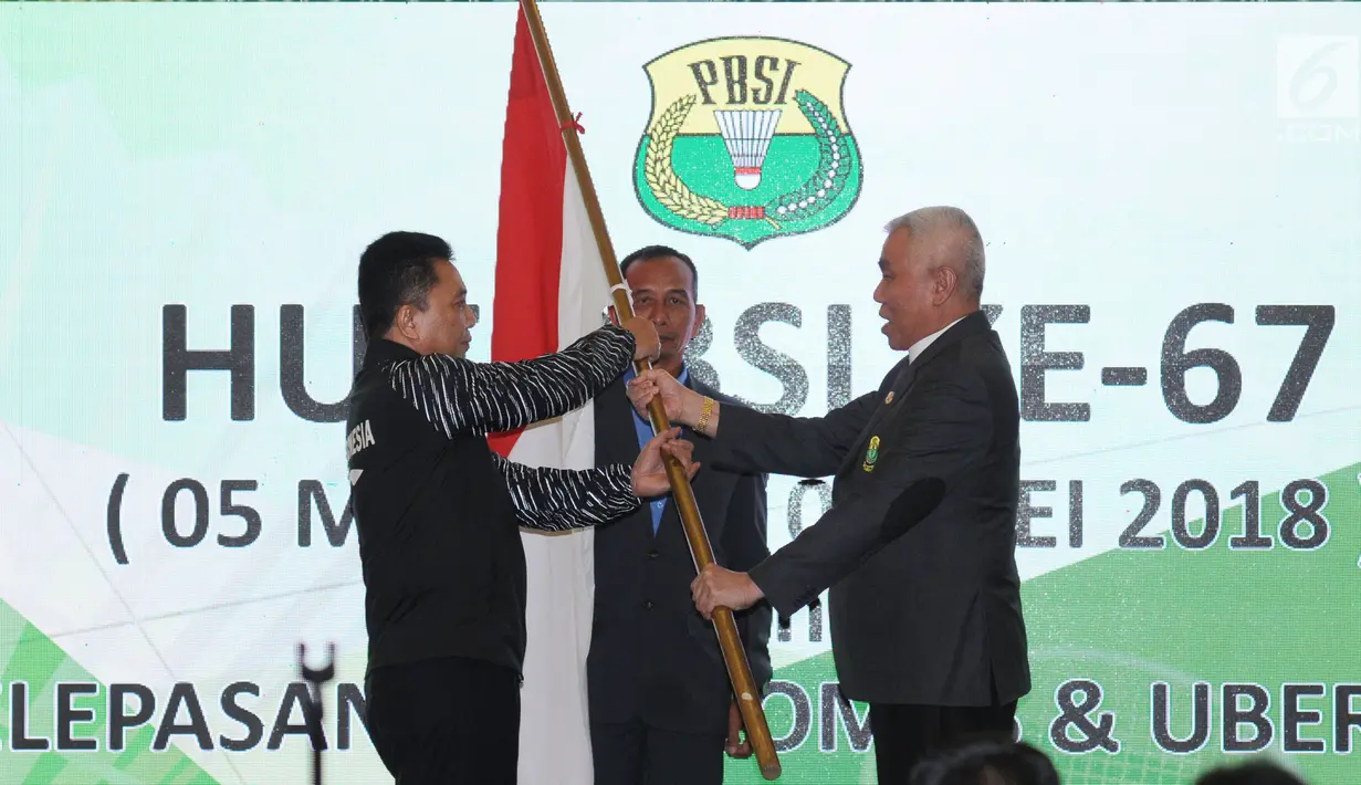 Ketua Harian PBSI, Alex Tirta (kanan) menyerahkan bendera Merah Putih kepada CdM tim Thomas dan Uber Indonesia, Achmad Budiharto saat upacara pelepasan di Jakarta, Selasa (8/5). (Liputan6.com/Helmi Fithriansyah)