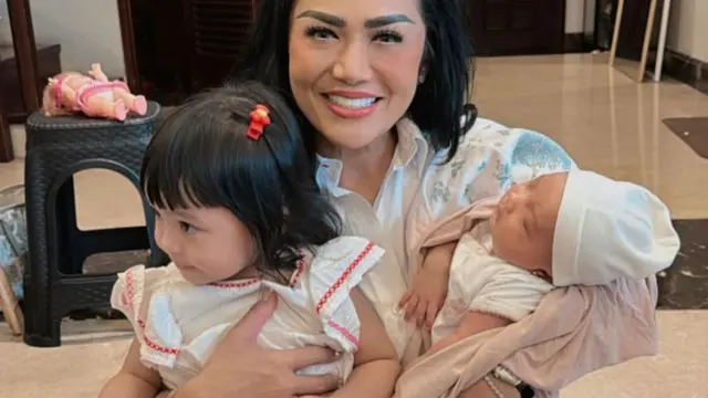 Potret Kris Dayanti, Azura, dan Ameena (Instagram/@krisdayantilemos)