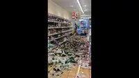 Seorang wanita memecahkan ratusan botol miras di supermarket Inggris. Dok: Twitter @peacsy3