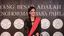 Kebaya hitam dengan kain bercorak kotak-kotak dan selendang merah yang menjadi pernyataan gaya (Foto: @yunishara36)