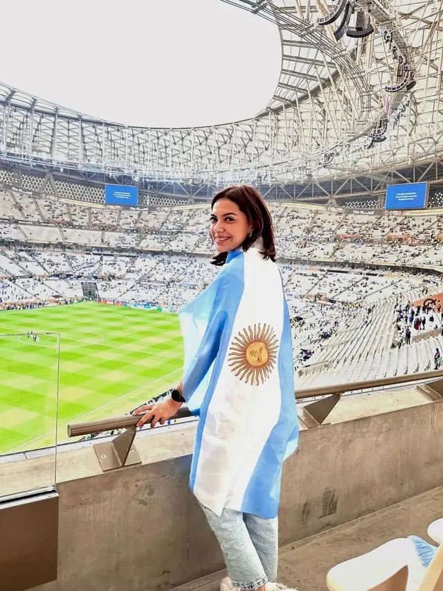 Najwa Shihab Nonton Final Piala Dunia 2022 Langsung di Qatar, Bentangkan Syal dan Kibarkan Bendera Argentina sebagai Bentuk Dukungan