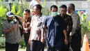 SM Keuangan PDAM Bandarmasih, Transis (kiri) bersama Ketua Pansus penyertaan modal PDAM, Andi Effendi (tutup muka) saat tiba di Gedung KPK, Jakarta, Jumat (15/9). KPK memeriksa empat orang terkait OTT Banjarmasin. (Liputan6.com/Helmi Fithriansyah)